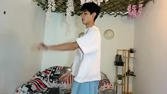 oliverhot2005 online show from December 2025 08:17:01 PM