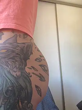 Luccreccia  online show from October 2025 12:15:02 PM