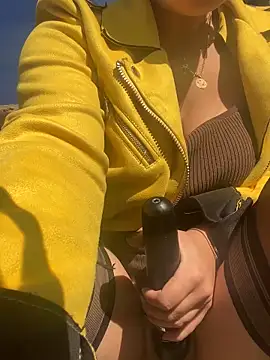 Luccreccia  online show from November 2025 10:54:01 AM