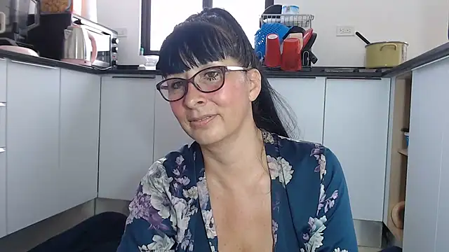 HellenLatin online show from May 2026 06:42:02 PM