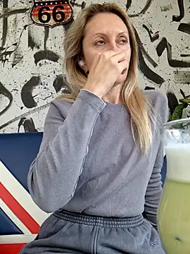 Miss    Mia  online show from October 2025 12:11:01 PM