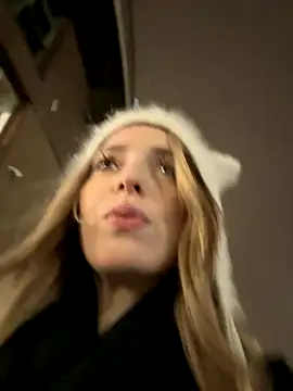 LoraaDoll online show from November 2025 03:00:02 PM