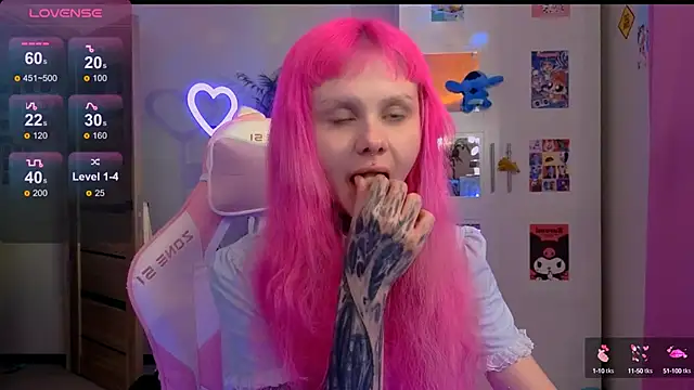 Britney Lynch online show from October 2025 03:01:02 PM