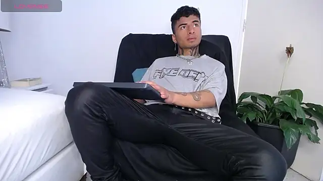 Snapshot of JuanCamiilo_66 chatting on December 2024 09:17:02 PM JuanCamiilo 66 online show from December 2024 09:17:02 PM