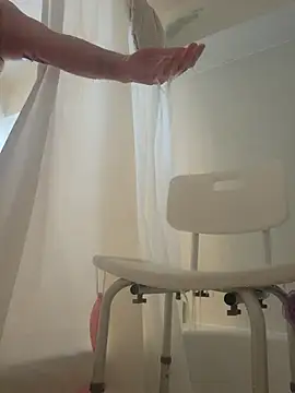 caressonnous online show from November 2025 03:46:02 PM