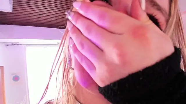 misschloe   online show from December 2024 08:05:01 PM