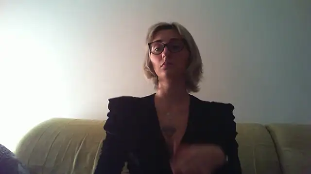 Snapshot of sexy_blondie92 chatting on January 2025 11:00:01 PM sexy blondie92 online show from January 2025 11:00:01 PM