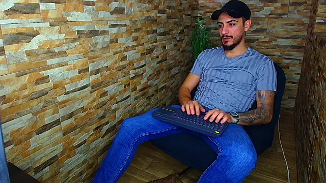 Snapshot of AndrewBanner chatting on January 2025 07:39:01 AM AndrewBanner online show from January 2025 07:39:01 AM