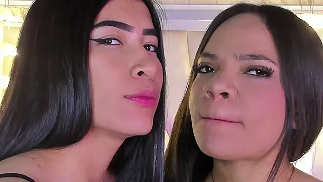 Snapshot of siara_and_zoe chatting on July 2026 11:18:02 PM siara and zoe online show from July 2026 11:18:02 PM