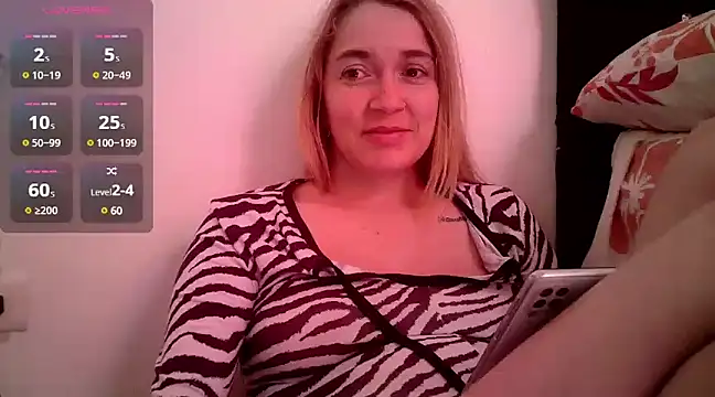Izury Blondee online show from December 2024 12:17:01 PM