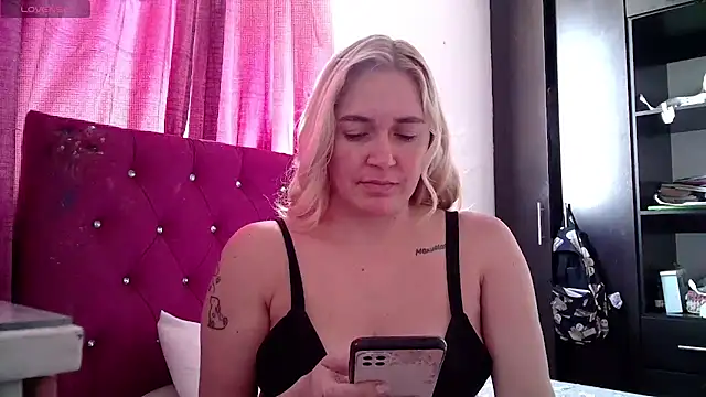 Izury Blondee online show from October 2025 08:08:02 PM