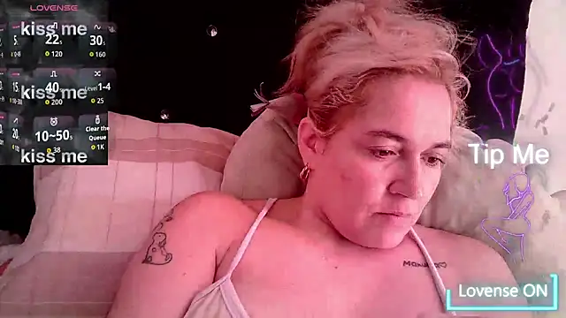 Izury Blondee online show from October 2025 03:18:01 PM