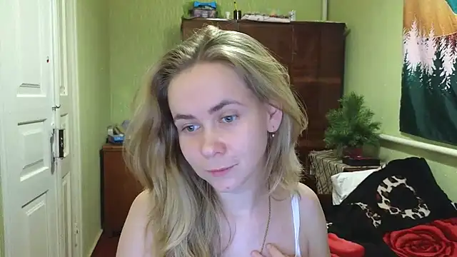 Snapshot of Riley_Roo chatting on December 2024 05:08:01 PM Riley Roo online show from December 2024 05:08:01 PM