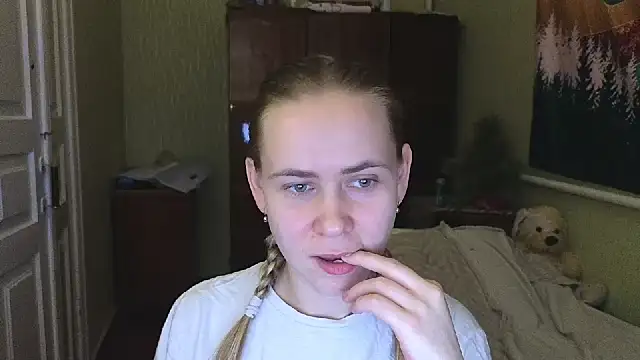 Snapshot of Riley_Roo chatting on January 2025 05:43:02 PM Riley Roo online show from January 2025 05:43:02 PM