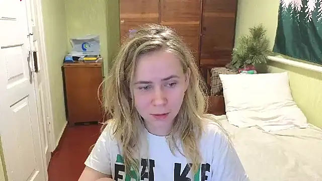 Snapshot of Riley_Roo chatting on January 2025 05:12:02 PM Riley Roo online show from January 2025 05:12:02 PM