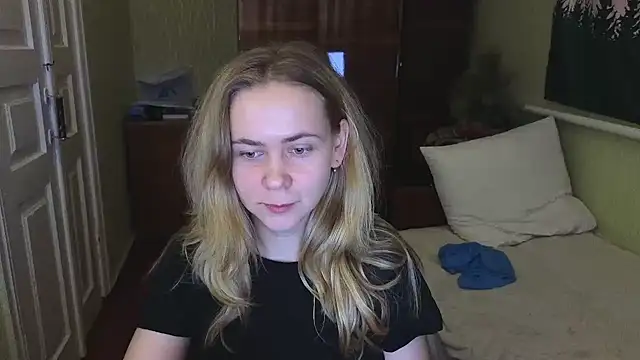 Snapshot of Riley_Roo chatting on January 2025 06:07:01 PM Riley Roo online show from January 2025 06:07:01 PM