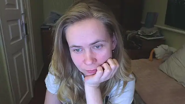 Snapshot of Riley_Roo chatting on March 2025 06:45:01 PM Riley Roo online show from March 2025 06:45:01 PM