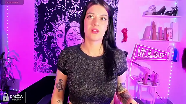 Violet-Queen online show from April 2026 02:01:01 AM