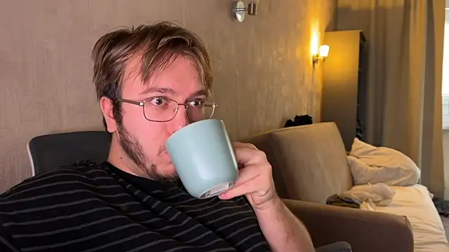 kiopiggy online show from November 2025 06:45:01 AM