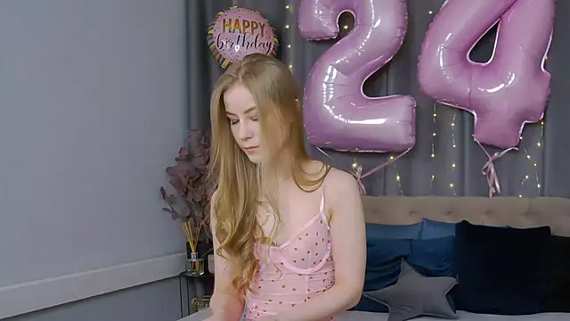 Snapshot of VioletiSwone chatting on January 2025 05:21:02 AM VioletiSwone online show from January 2025 05:21:02 AM