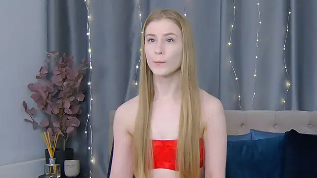 Snapshot of VioletiSwone chatting on January 2025 03:00:02 PM VioletiSwone online show from January 2025 03:00:02 PM