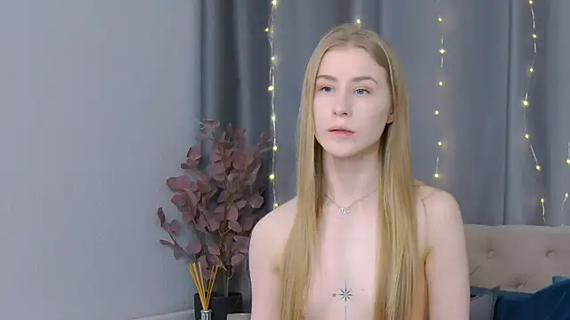 Snapshot of VioletiSwone chatting on January 2025 12:33:01 PM VioletiSwone online show from January 2025 12:33:01 PM
