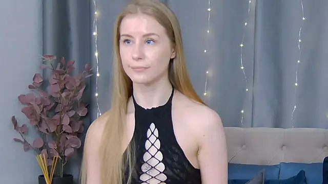Snapshot of VioletiSwone chatting on February 2025 11:32:01 AM VioletiSwone online show from February 2025 11:32:01 AM
