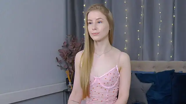 Snapshot of VioletiSwone chatting on February 2025 05:29:02 AM VioletiSwone online show from February 2025 05:29:02 AM