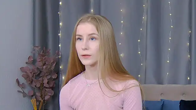 Snapshot of VioletiSwone chatting on February 2025 11:59:02 AM VioletiSwone online show from February 2025 11:59:02 AM