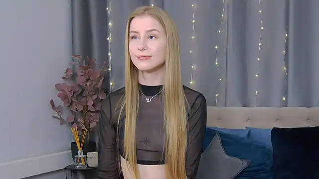 Snapshot of VioletiSwone chatting on February 2025 11:38:02 AM VioletiSwone online show from February 2025 11:38:02 AM