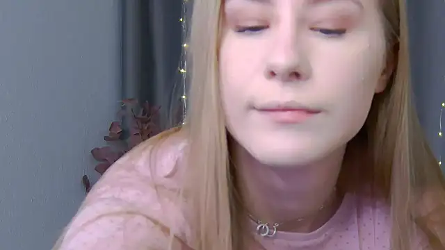 Snapshot of VioletiSwone chatting on February 2025 12:03:02 PM VioletiSwone online show from February 2025 12:03:02 PM