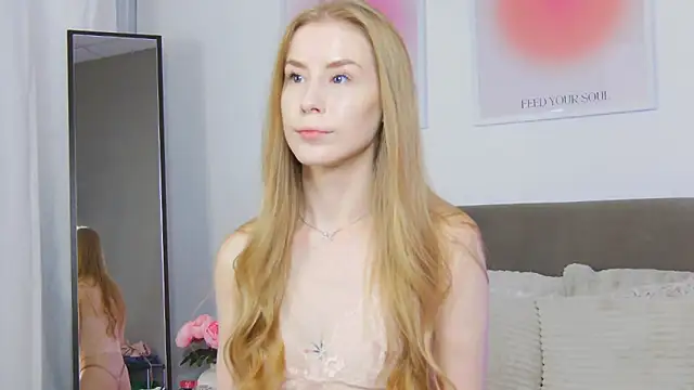 Snapshot of VioletiSwone chatting on September 2025 04:02:02 AM VioletiSwone online show from September 2025 04:02:02 AM