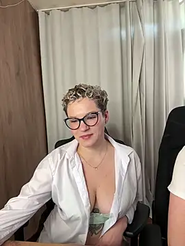Snapshot of MrMrsRight chatting on September 2025 08:05:01 AM MrMrsRight online show from September 2025 08:05:01 AM