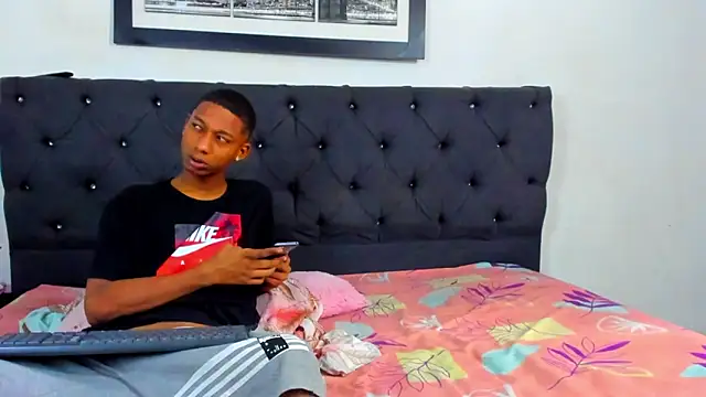 EvaxEmma online show from December 2024 01:28:01 PM