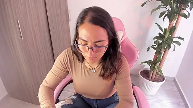 Sofi Martinezz0 online show from October 2025 05:01:01 PM