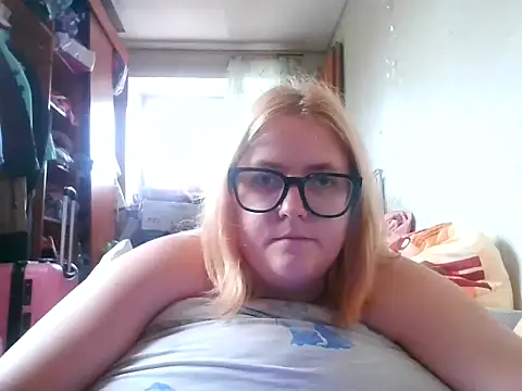 Snapshot of DesireMelissa chatting on October 2025 08:03:01 AM DesireMelissa online show from October 2025 08:03:01 AM