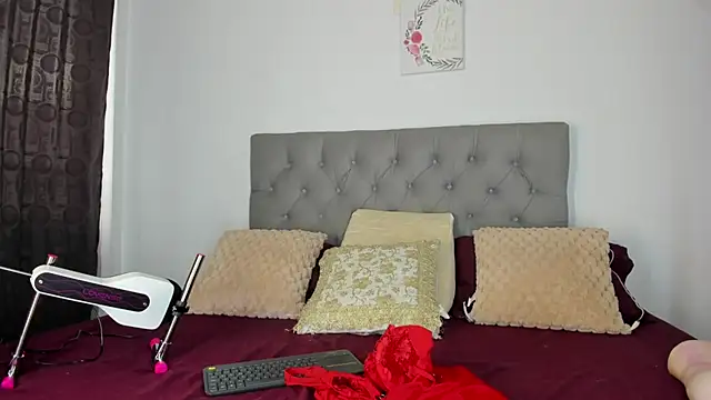 Nicol Swift  online show from October 2025 09:47:02 PM