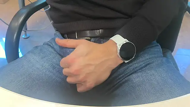 alessandroman2114 online show from April 2026 04:37:01 PM