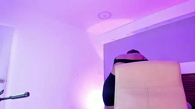 Adelehottman online show from April 2026 01:09:02 PM