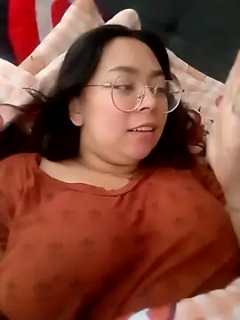 Snapshot of Peach-Lawrence chatting on December 2024 05:43:01 PM Peach-Lawrence online show from December 2024 05:43:01 PM