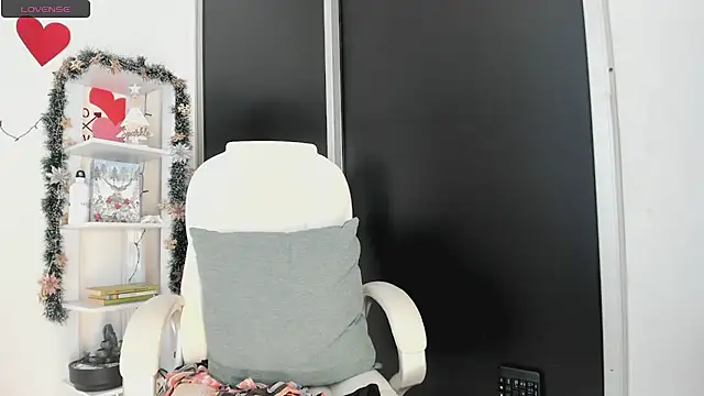 UrNewFantasy online show from December 2024 12:46:02 AM