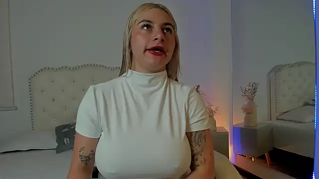 AtheneaRossi online show from October 2025 07:00:01 PM