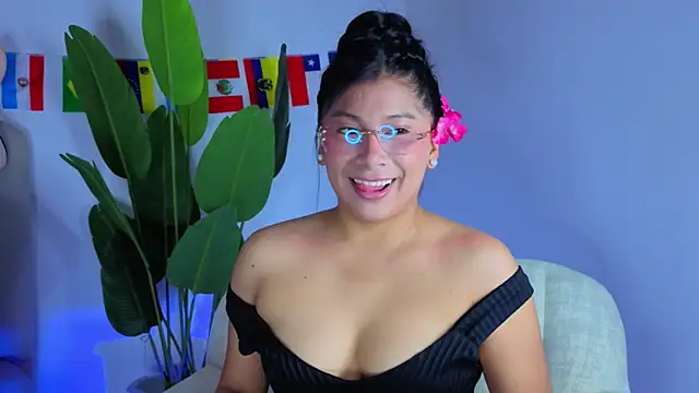 Snapshot of LinnaGardenia chatting on July 2026 05:39:02 PM LinnaGardenia online show from July 2026 05:39:02 PM