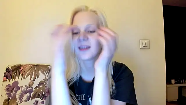 sashakiss99 online show from December 2025 03:18:02 PM