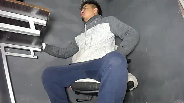 Snapshot of DickMasterfindom chatting on January 2025 02:41:02 PM DickMasterfindom online show from January 2025 02:41:02 PM