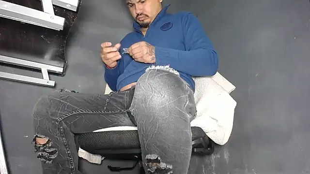 Snapshot of DickMasterfindom chatting on January 2025 11:51:01 PM DickMasterfindom online show from January 2025 11:51:01 PM