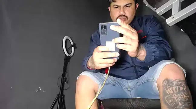 Snapshot of DickMasterfindom chatting on January 2025 08:10:02 AM DickMasterfindom online show from January 2025 08:10:02 AM