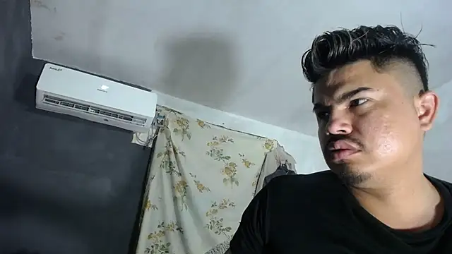 Snapshot of DickMasterfindom chatting on February 2025 03:19:01 AM DickMasterfindom online show from February 2025 03:19:01 AM