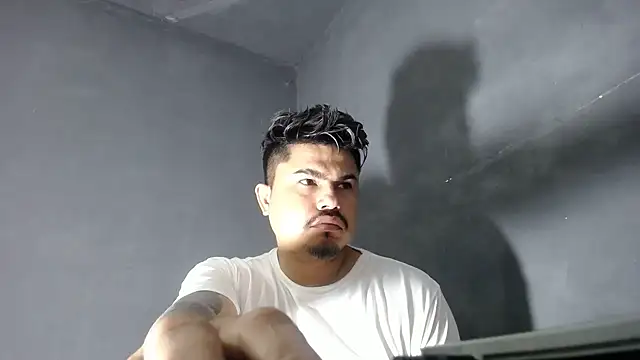 Snapshot of DickMasterfindom chatting on February 2025 04:04:01 AM DickMasterfindom online show from February 2025 04:04:01 AM