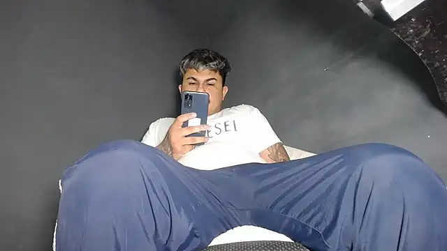 Snapshot of DickMasterfindom chatting on February 2025 05:47:01 AM DickMasterfindom online show from February 2025 05:47:01 AM